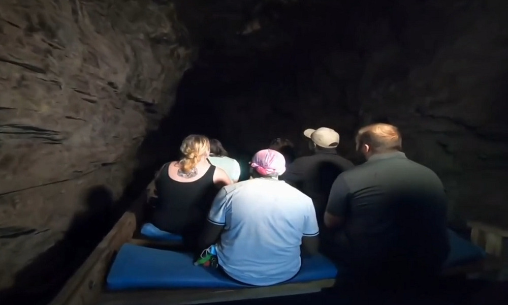 tour boat capsizes in cave
