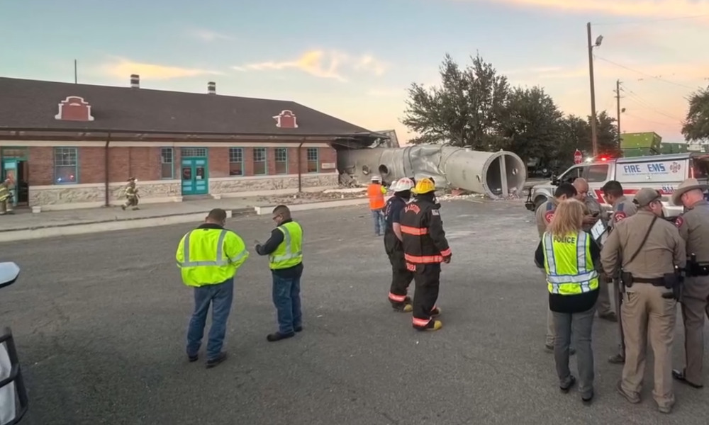 One dead after train derails and strikes Chamber of Commerce building in Pecos, Texas - BNO News